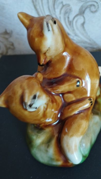 Статуэтка играющие лисички