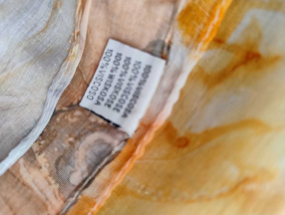 Delikatny szaliczek z wiskozy