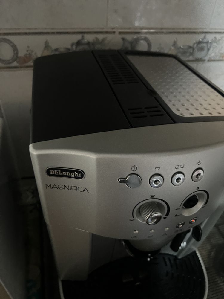 Maquina de cafe automatica Delonghi Magnifica