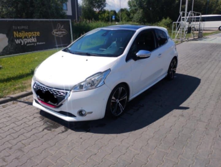 Peugot 208GTI jeżdżący