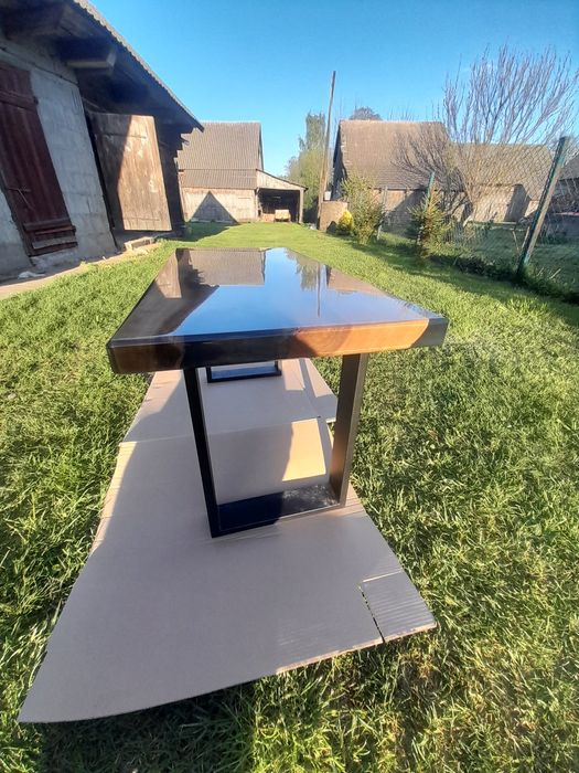 Stolik kawowy z żywicy