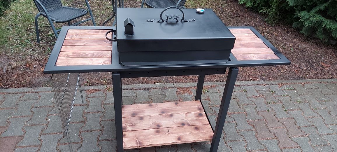 Nowy  grill  ładnie wygląda.