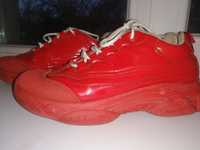 Красные кроссовки