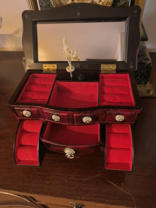 Guarda jóias novo com música e bailarina