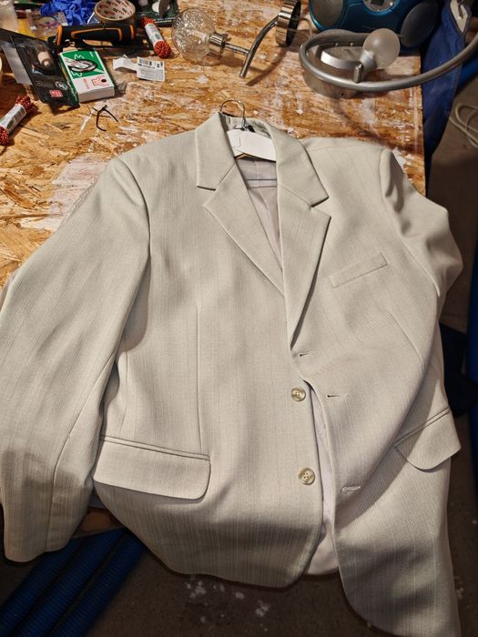 Garnitur z marynarką w kolorze beżowym zimnym