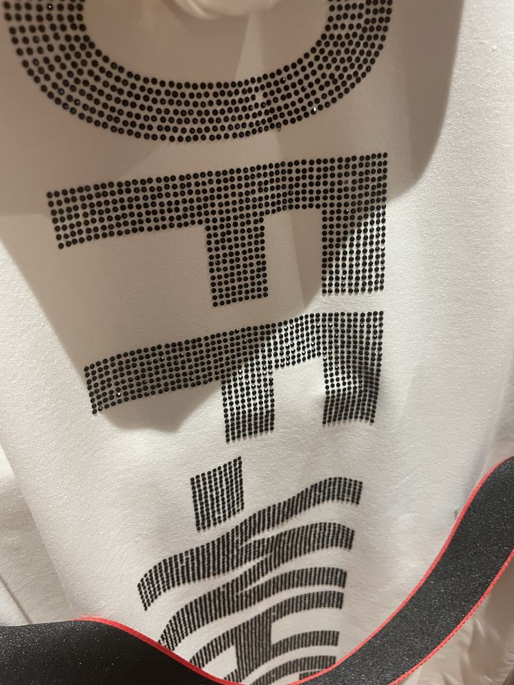 Casaco branco com dourados e preto