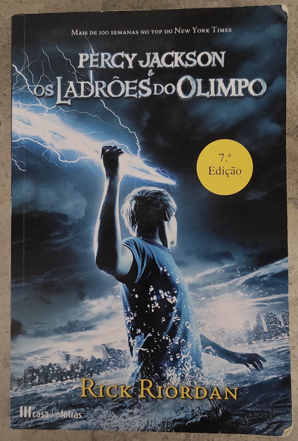 Livro Percy Jackson e os ladrões do Olimpo