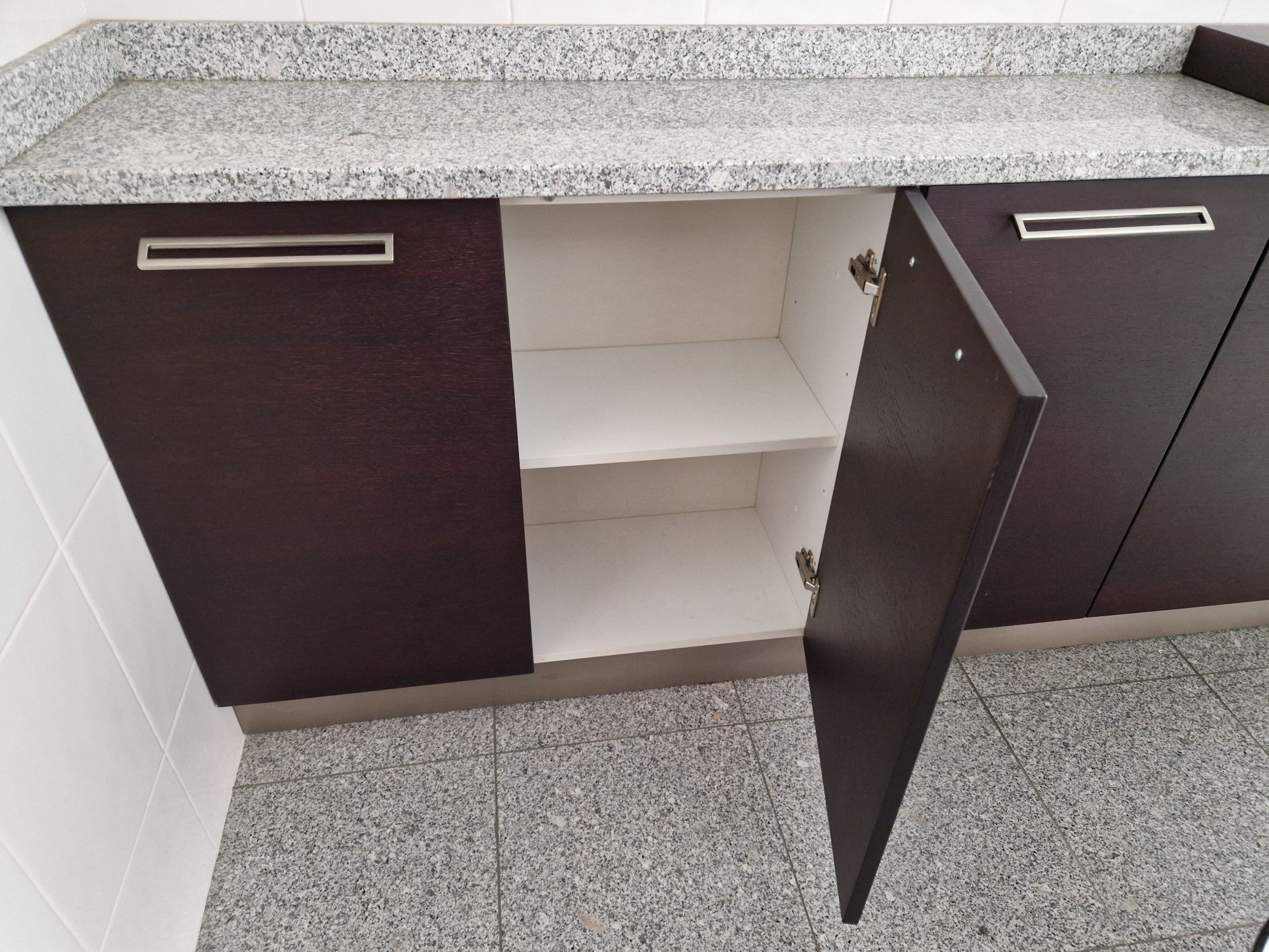 Mobiliário de cozinha com Armarios e Mesa - bom estado