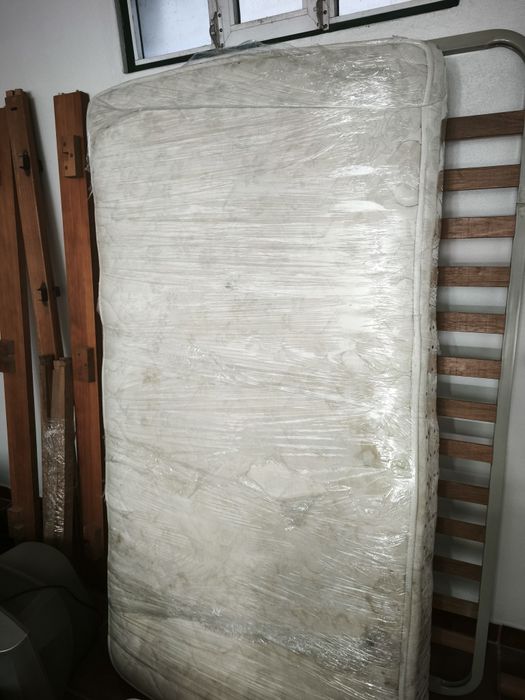 Cama solteiro em madeira