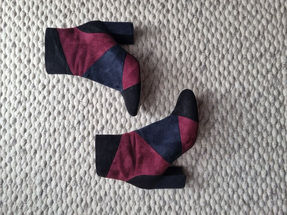 Trójkolorowe, zamszowe botki na obcasie