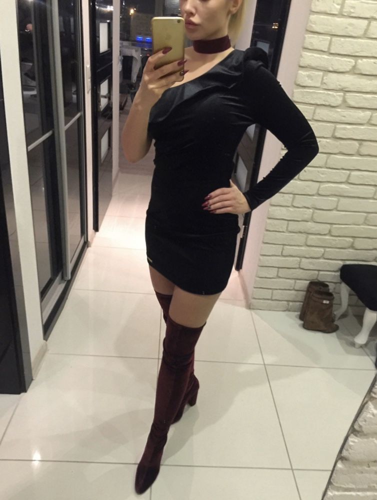 Sukienka aksamit czarna falbanka dopasowana mini Zara