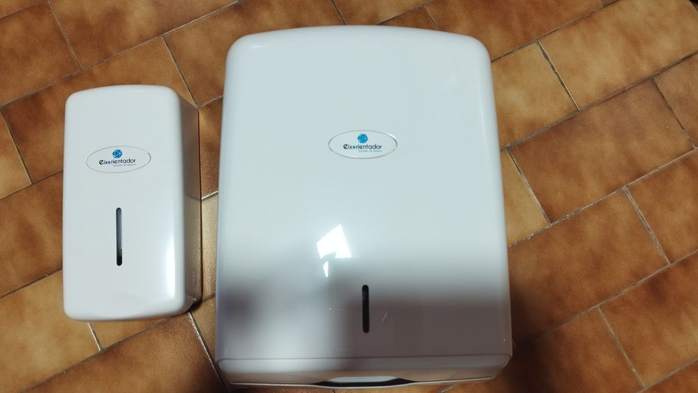 Dispensadores de papel e liquido das mãos