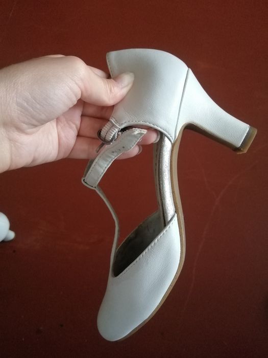 Туфли кожанные с т-образной белые 36 размер tamaris для танго