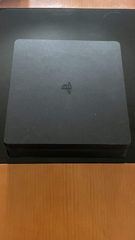 PS4 com 500 GB + comando novo + jogo