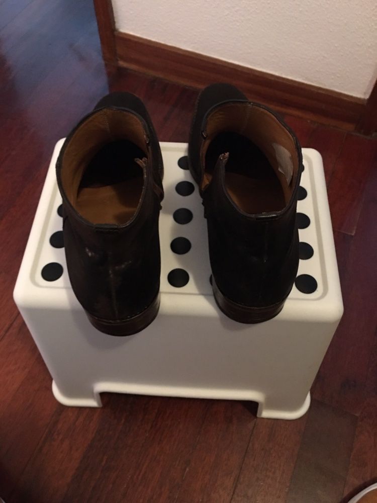 Botins em pele castanha.