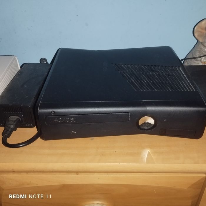 Sprzedam kosole Xboksa 360dwa pady jedna gra +kabel do telewizora