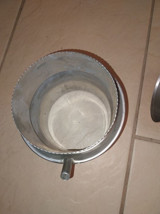 Kolano  fi 130 z odskraplaczem poziomym