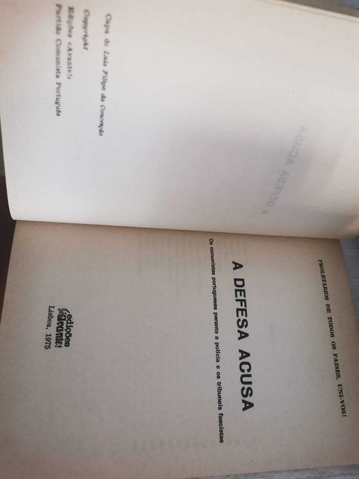 A Defesa Acusa - Colecção Resistência