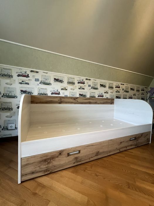 Ліжко, дитячі меблі, стіл (два ліжка і два столи)