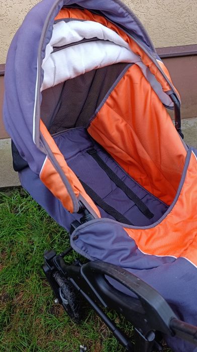 Коляска чорні шасі в гарному стані прогулянкова