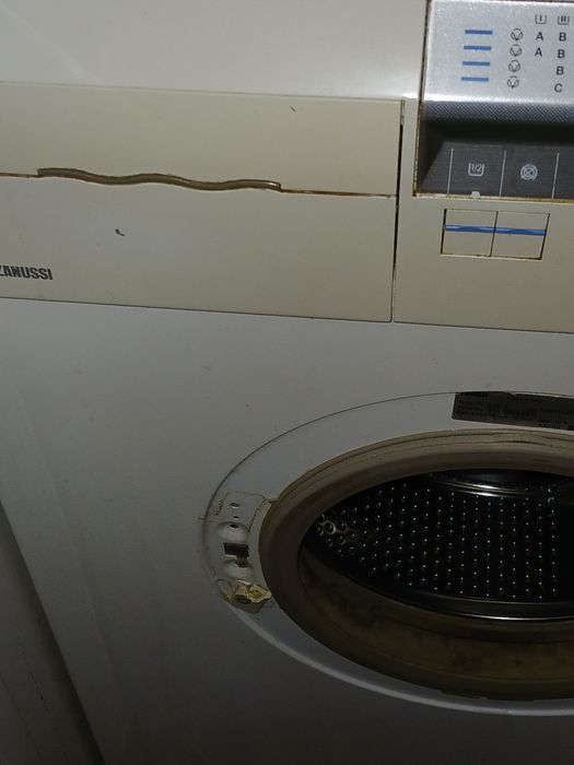 Продам на запчасти стиральную машину