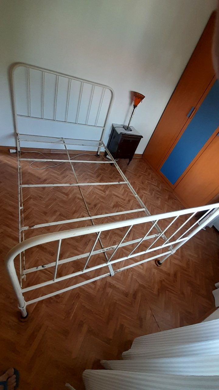 Cama de ferro antiga com oferta de outra