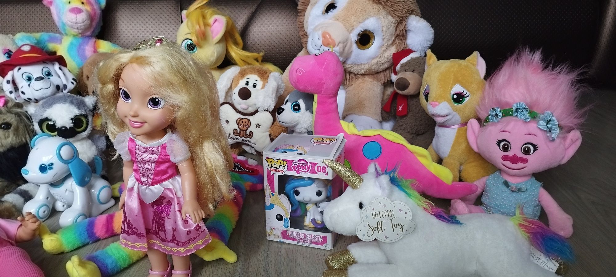 Много разных мягких игрушек,куклы
