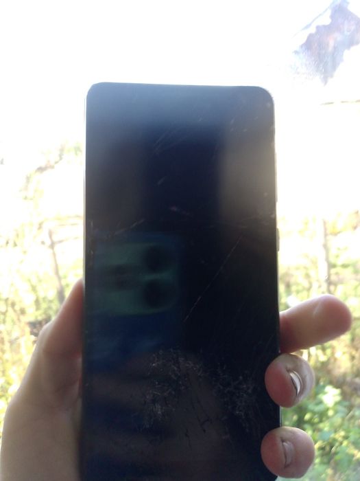 Продаю телефон екран замінити і все статуетки у подарок