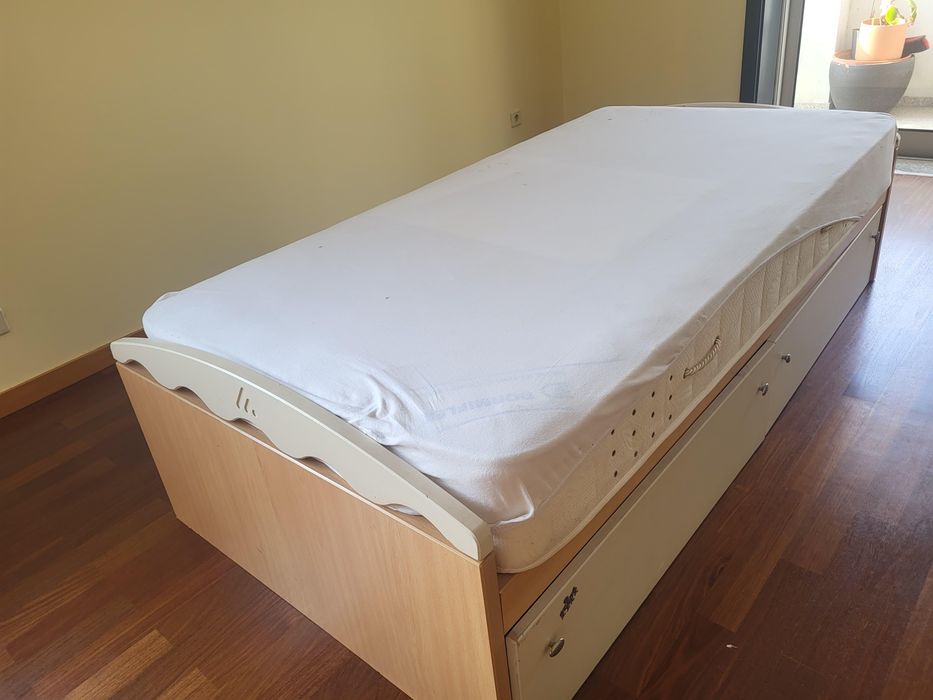 Cama de solteiro completa em otimo estado