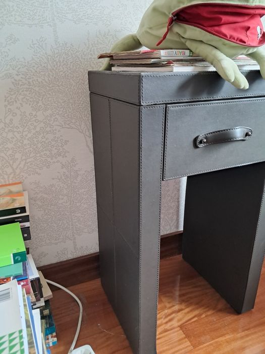 Mesa de cabeceira ou móvel de apoio