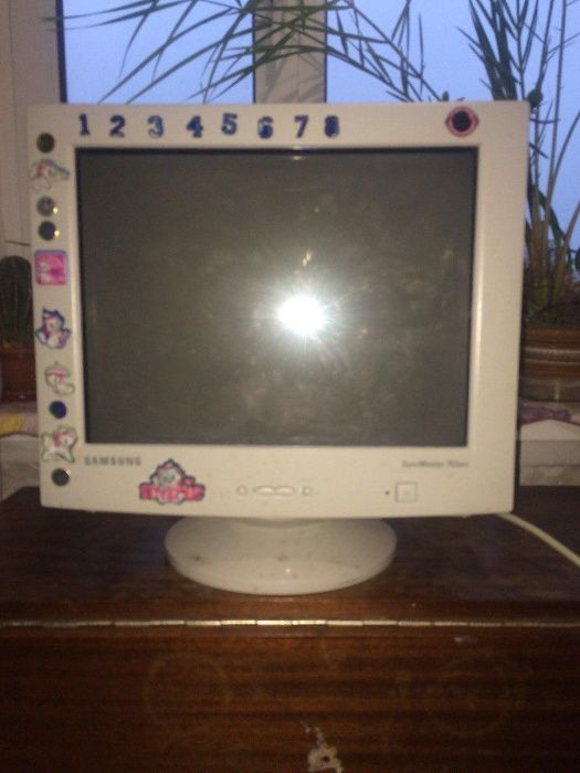 рабочий монитор Samsung SyncMaster 753DFX, диагональ экрана 40,5 см.