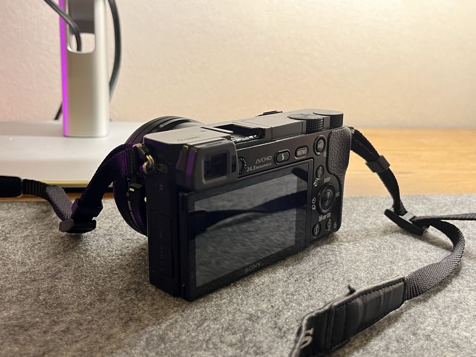 Sony A6000 + kit 16–50mm в дуже доброму стані