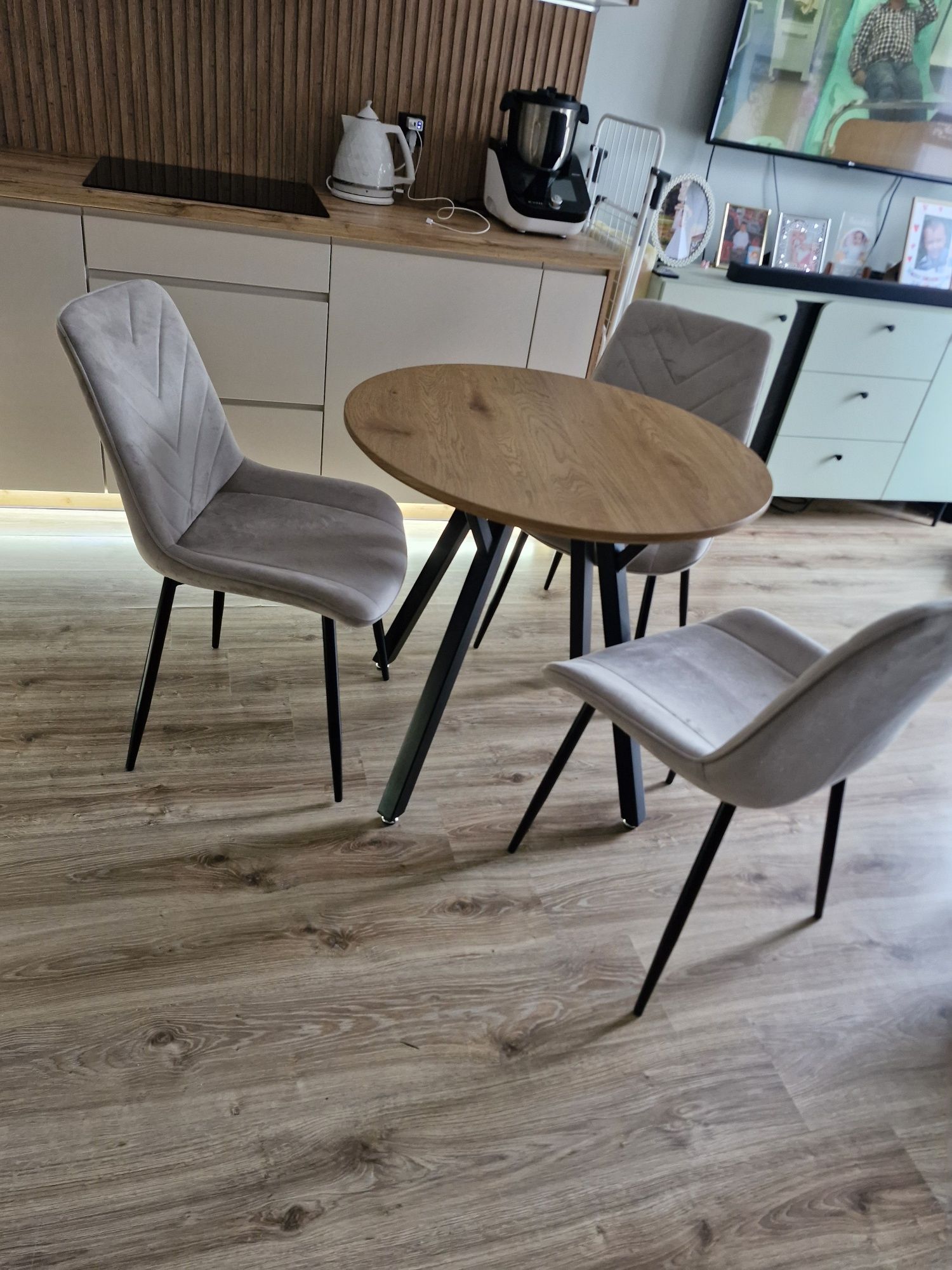 Stół okragly loft plus 3 krzesla