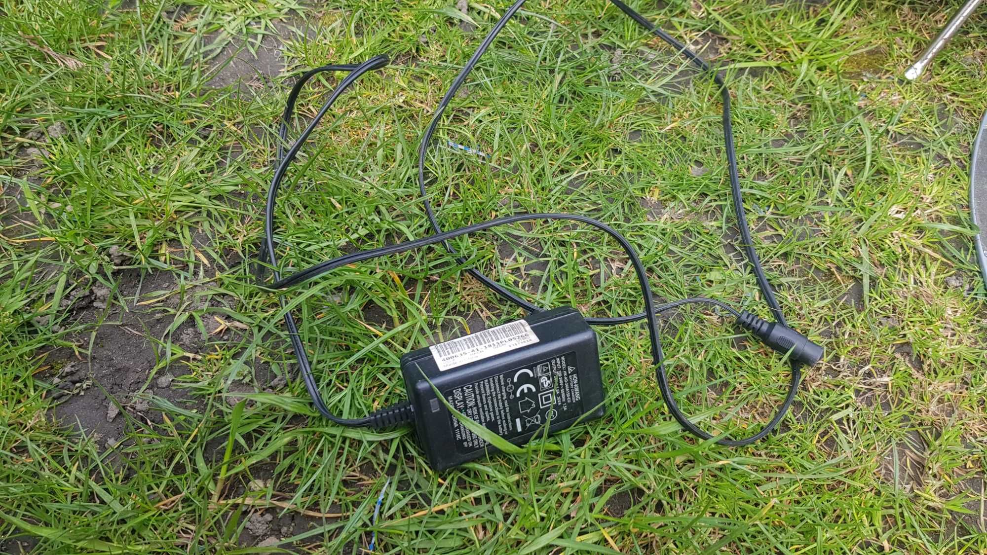 Hulajnoga elektryczna Razor-e300 z siodełkiem i dodatkami.