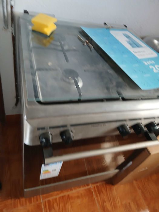 Vendo fogão com botigas de gás