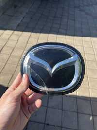 Передняя эмблема значок Mazda 3 BP