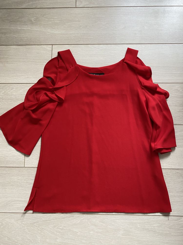 Красный топ с оголенными плечами и кожаная юбка
