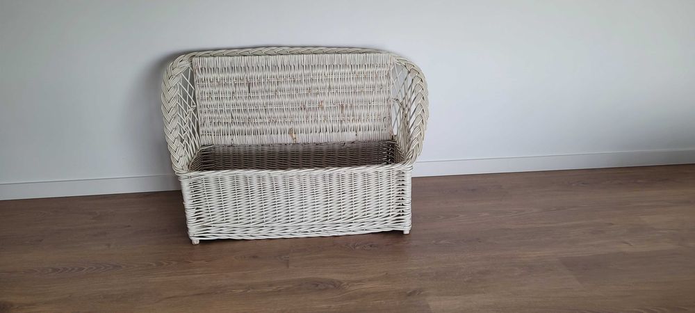 Vendo banco para quarto de criança com Baú em bom estado.