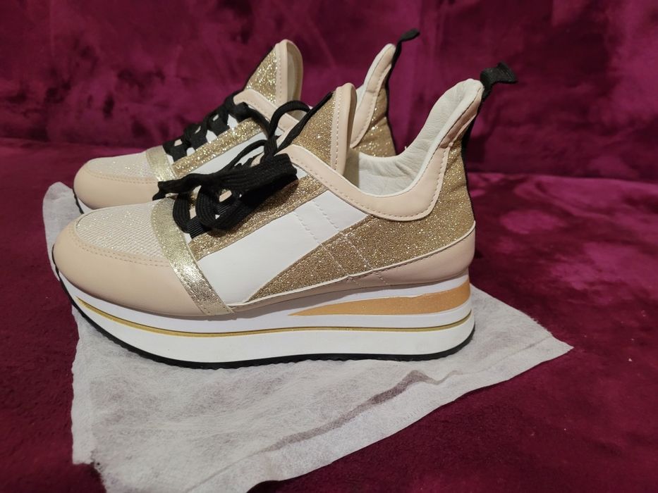 Damskie buty na koturnie