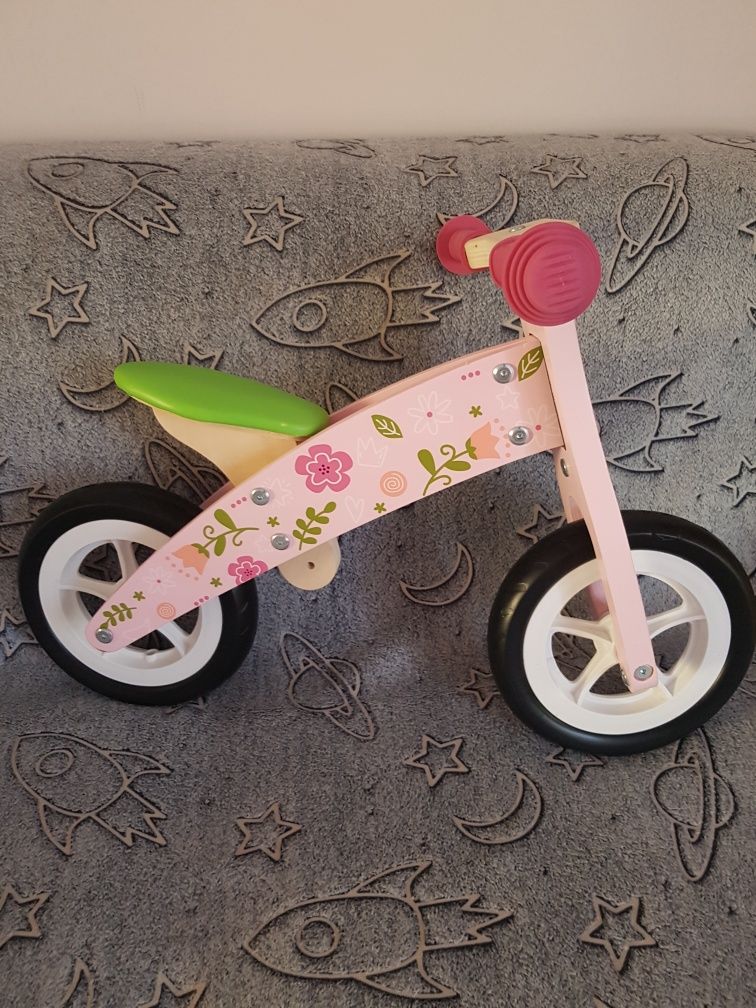 Nowy rowerek biegowy dla dziewczynki