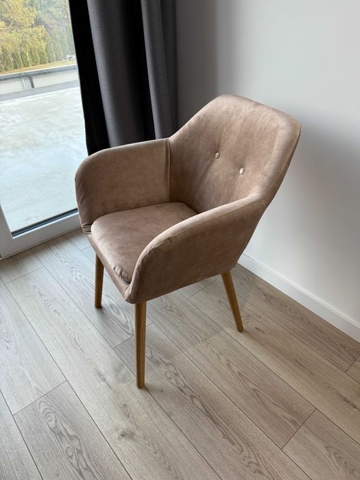 Krzesło w kolorze jasno brązowym Nowe