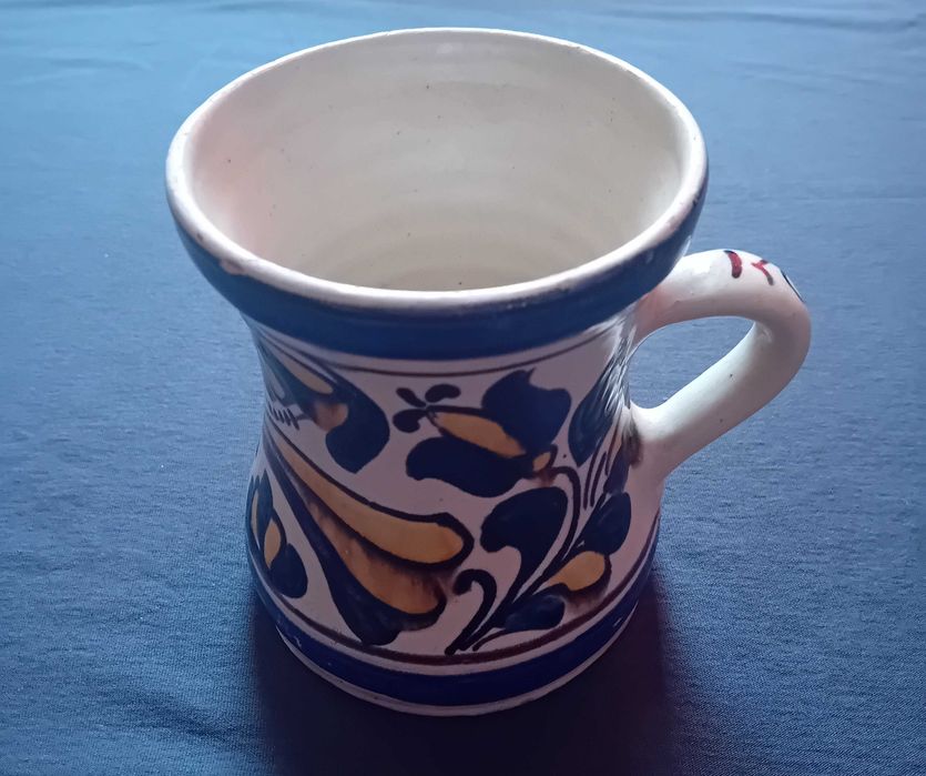 Ceramiczny ręcznie malowany kubek - kufel Korond, z podpisem zdobnika.