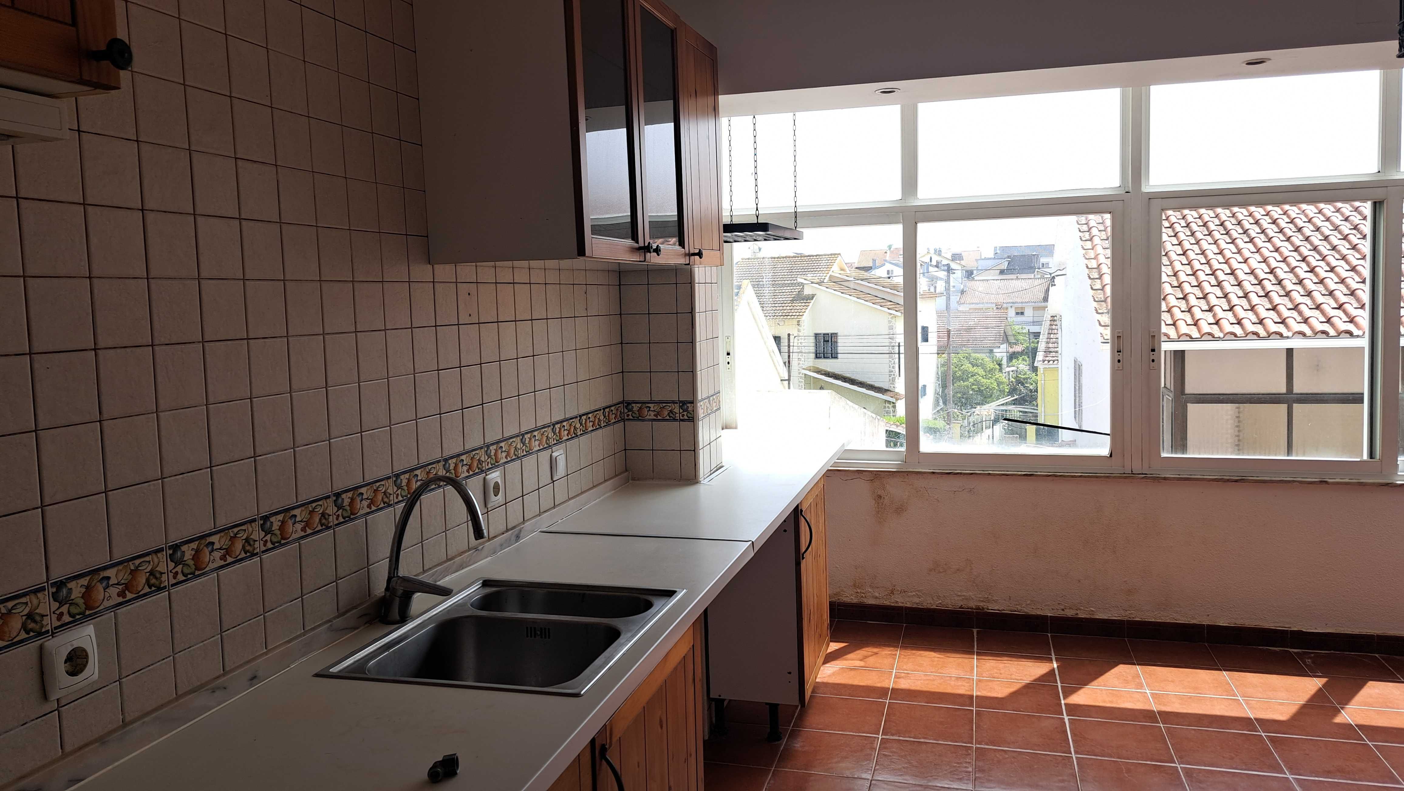 Vendo Vivenda de 3 Pisos com Quintal em Corroios
