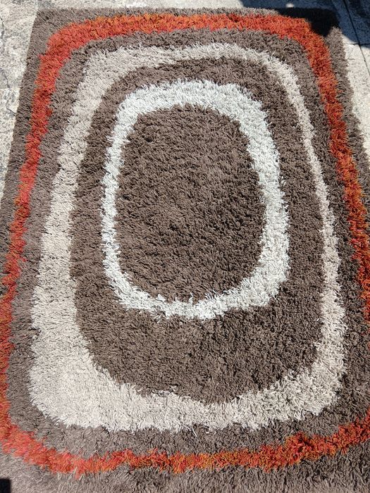 Carpete castanha e bege