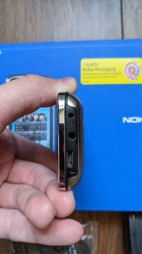 Мобільний телефон Nokia c6-01