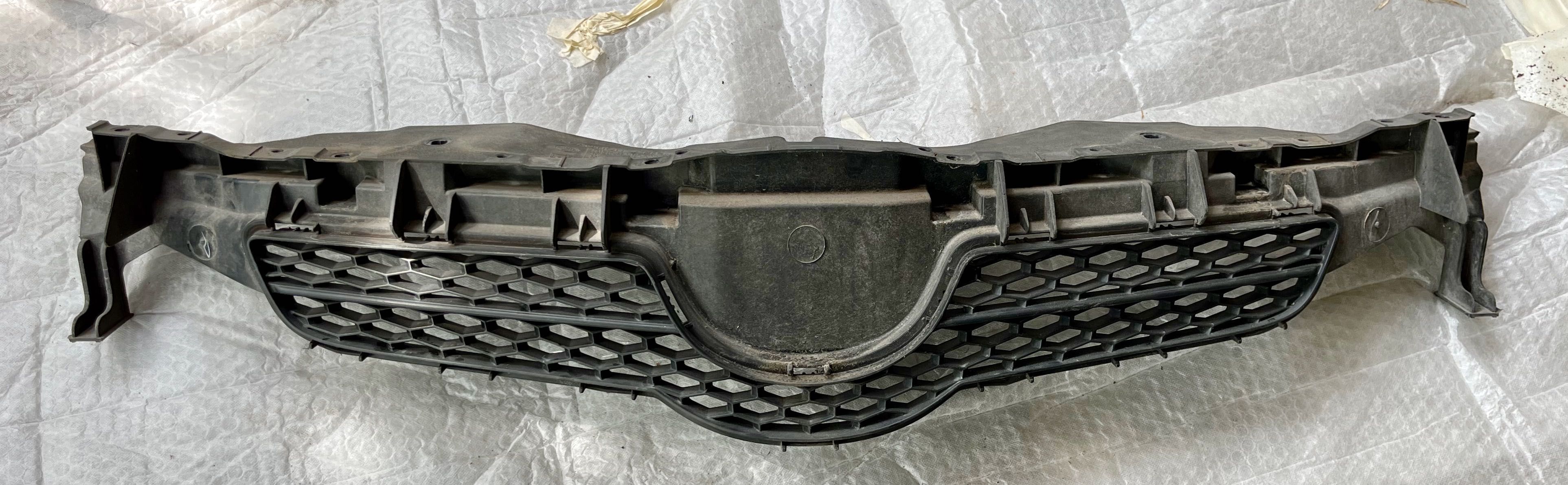 Grelha frontal de Origem Toyota Auris (_E15_) 2006 a 2010, bom estado