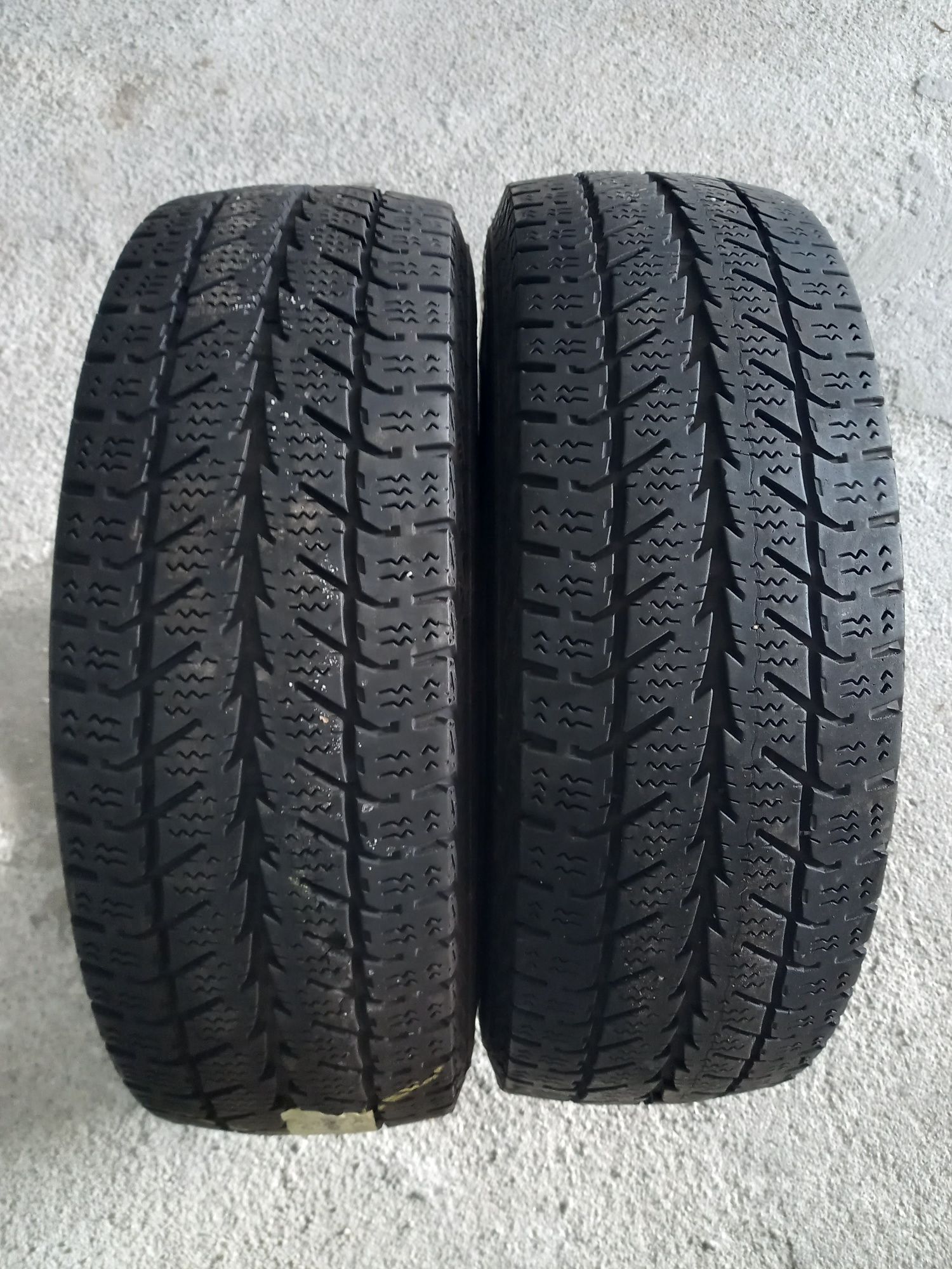 4 Pneus 195/65R16 C Michelin e Uniroyal