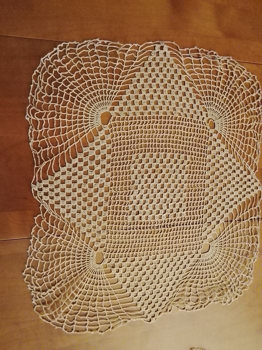 Conjunto de três naperons beje em crochê, lgeitos á mão, em linha 20