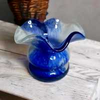 Mały szklany wazon niebiesko biały