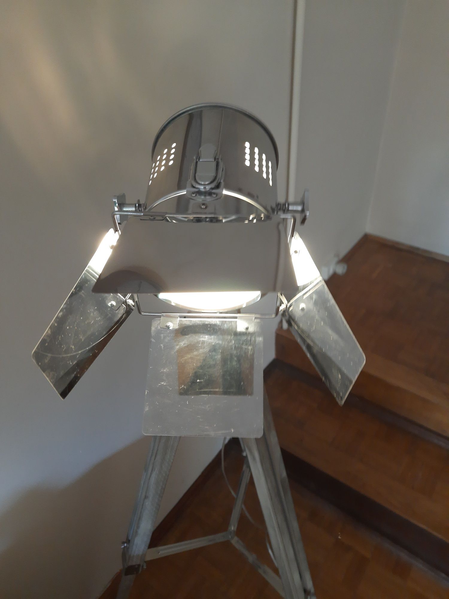 Lampa loftowa na statywie regulowanym